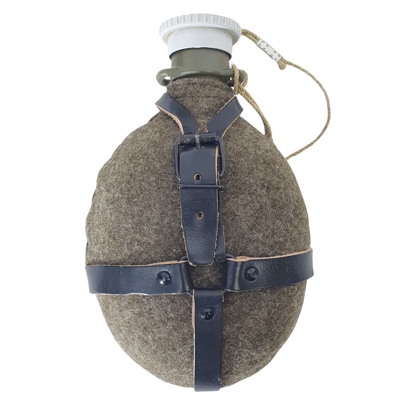 CSLA canteen with green cover and black straps