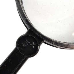 Magnifying glass with 3x magnification